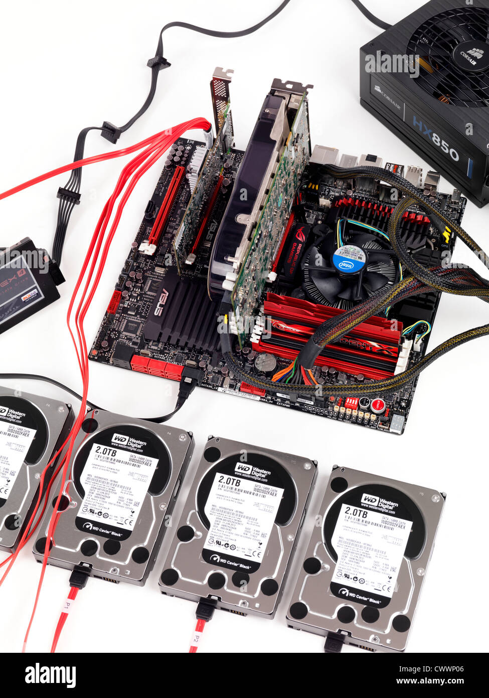 La scheda madre del computer con quattro dischi rigidi collegati a un controller RAID Foto Stock