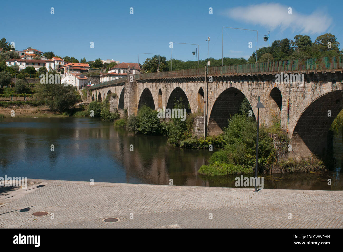 Ponte dal 1543 oltre il fiume Lima a Ponte de la Barca, Portogallo Foto Stock