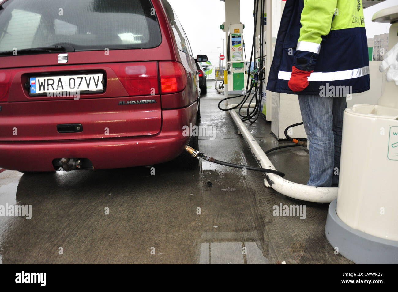 Minivan riempito con gas GPL (Gas di petrolio liquefatto) sulla benzina, stazione di gas Foto Stock