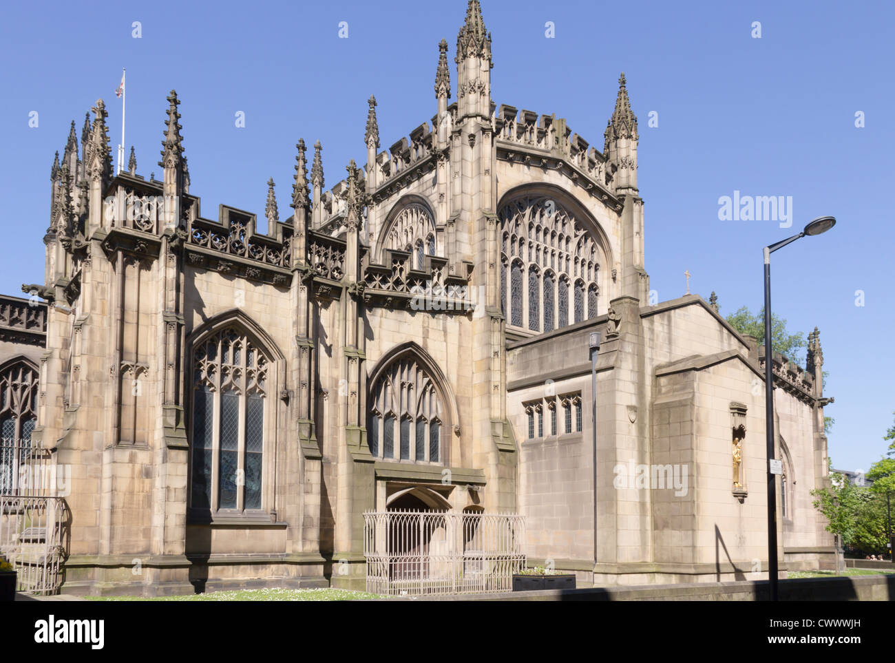 L'estremità est della Cattedrale di Manchester con la ricostruita Cappella Madonna prominente in stile e posizione. alla fine dell'edificio. Foto Stock