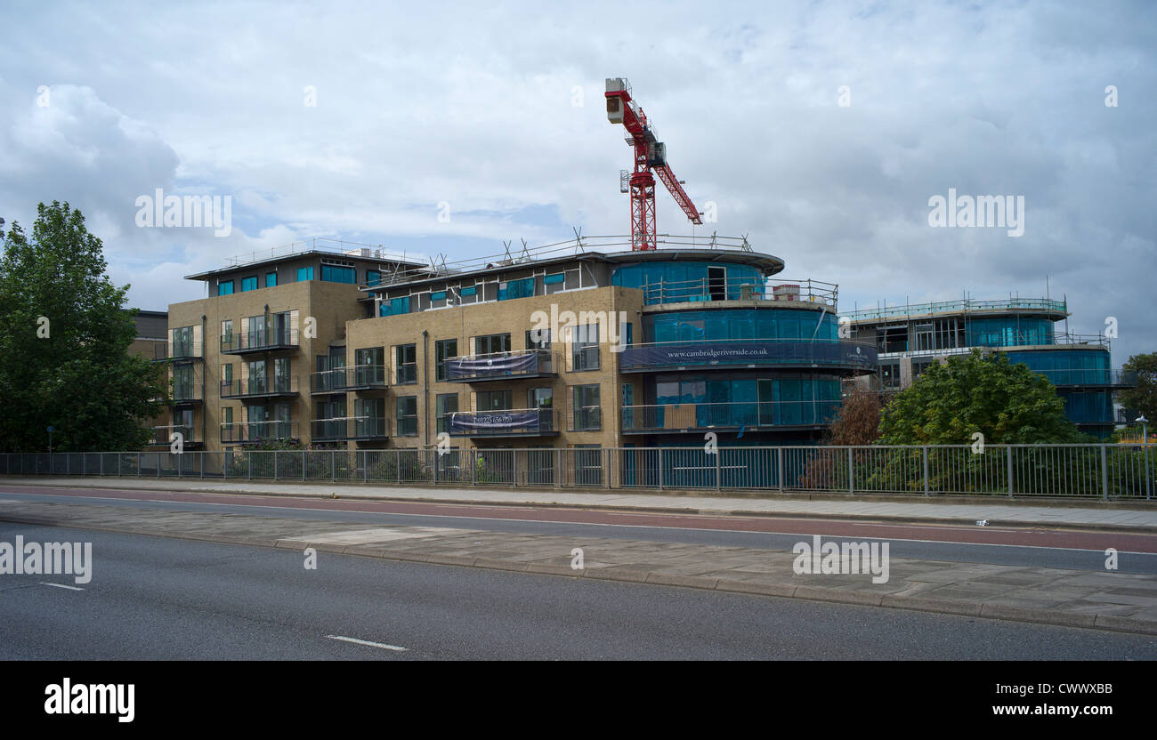 Un nuovo sviluppo che si affaccia su Via Elisabetta Cambridge Inghilterra England Foto Stock