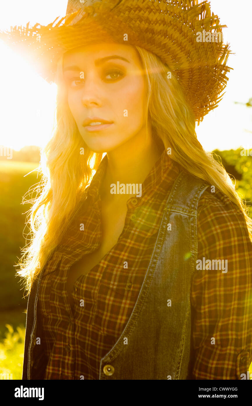 Donna che indossa gilet e cappello di paglia Foto stock - Alamy