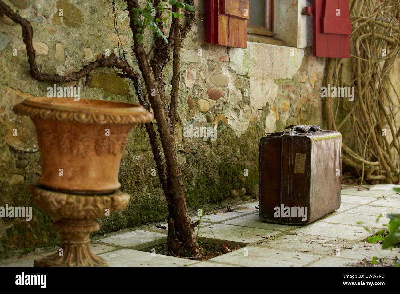 Lasciare i bagagli al di fuori di un cottage in francese Foto Stock