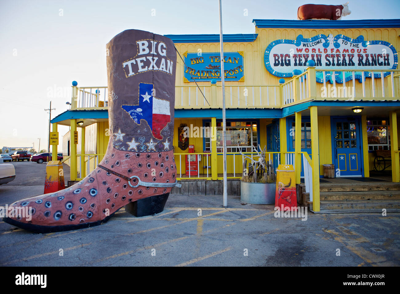 Cowboy gigantesca statua di avvio al di fuori del grande texano Steakhouse lungo il percorso 66 in Amarillo, Texas Foto Stock