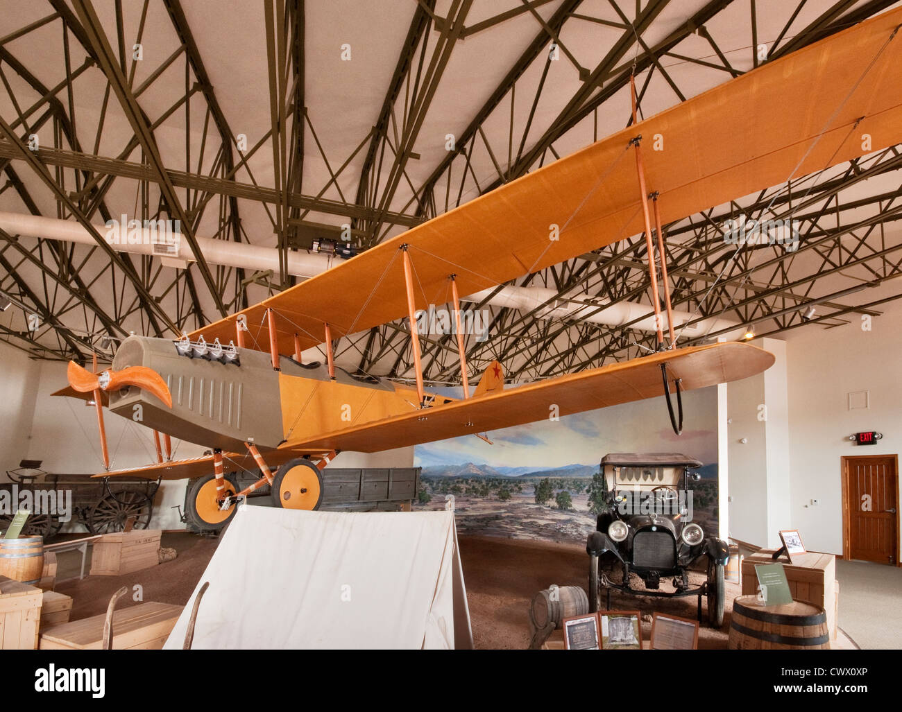 1916 Curtiss jn-3 Jenny biplano, presso la sala espositiva al Pancho Villa Parco dello Stato in Columbus, Nuovo Messico, STATI UNITI D'AMERICA Foto Stock