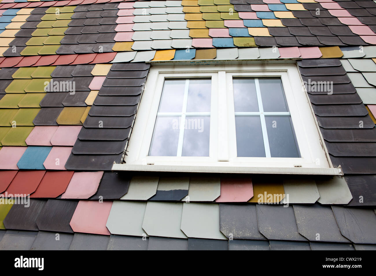 Rivestimento con fibra colorata schede di cemento come la lavagna su una vecchia casa, Siegerland regione, Germania, Europa Foto Stock