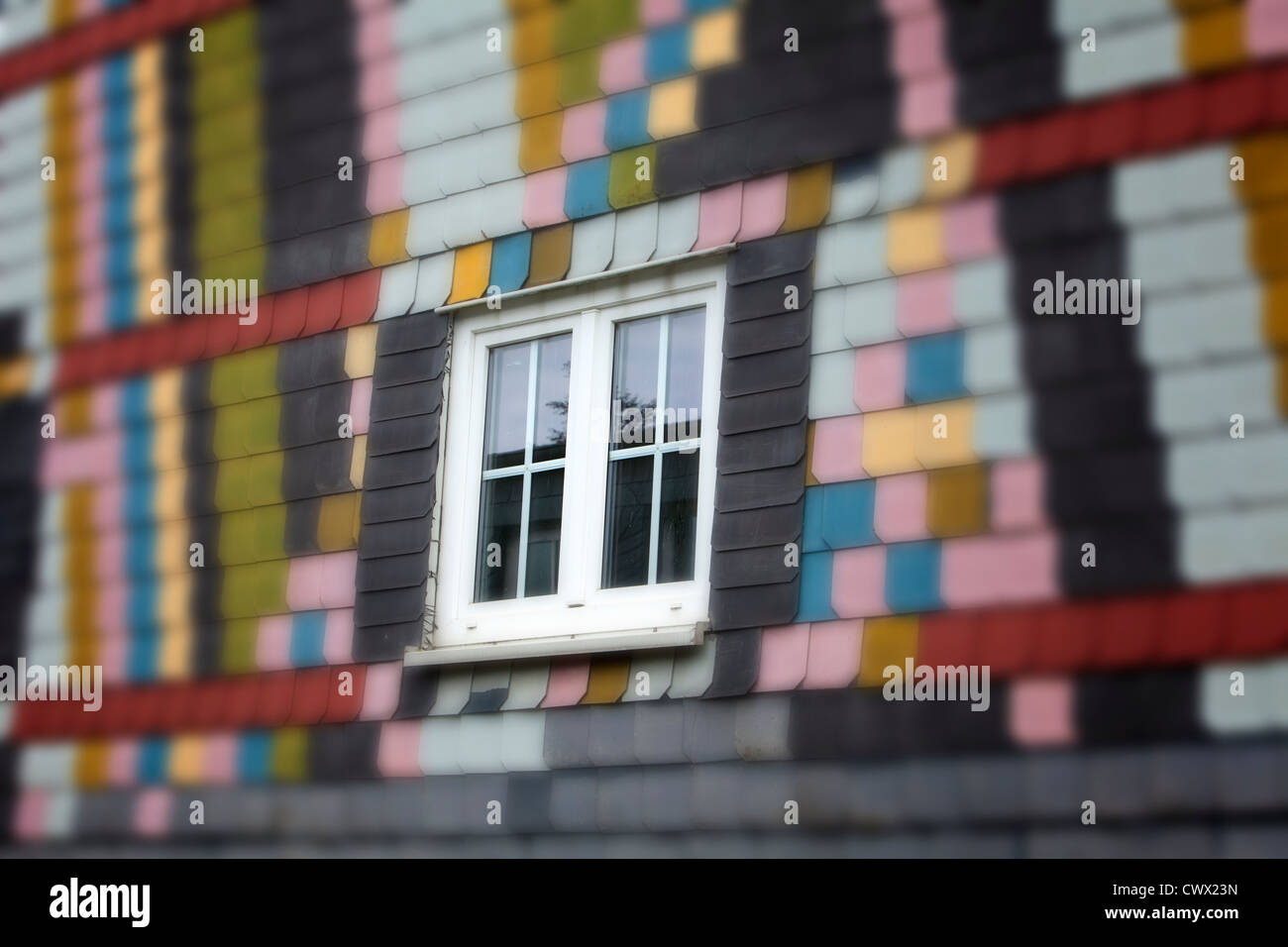Rivestimento con fibra colorata schede di cemento come la lavagna su una vecchia casa, Siegerland regione, Germania, Europa Foto Stock