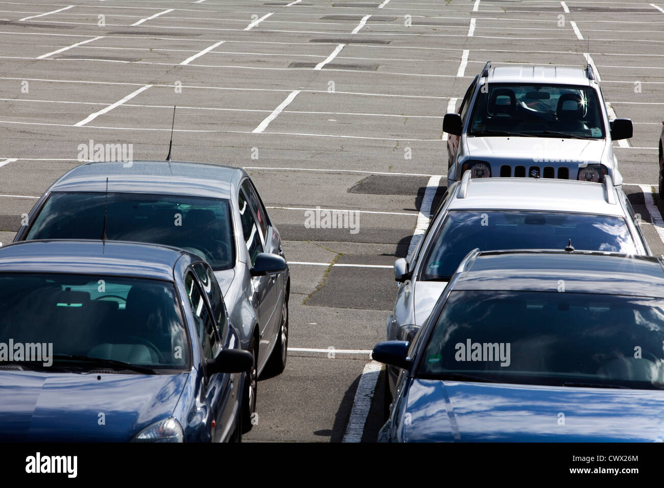 Occupata area di parcheggio, il concetto di immagine, spazi di parcheggio in Germania, Europa Foto Stock