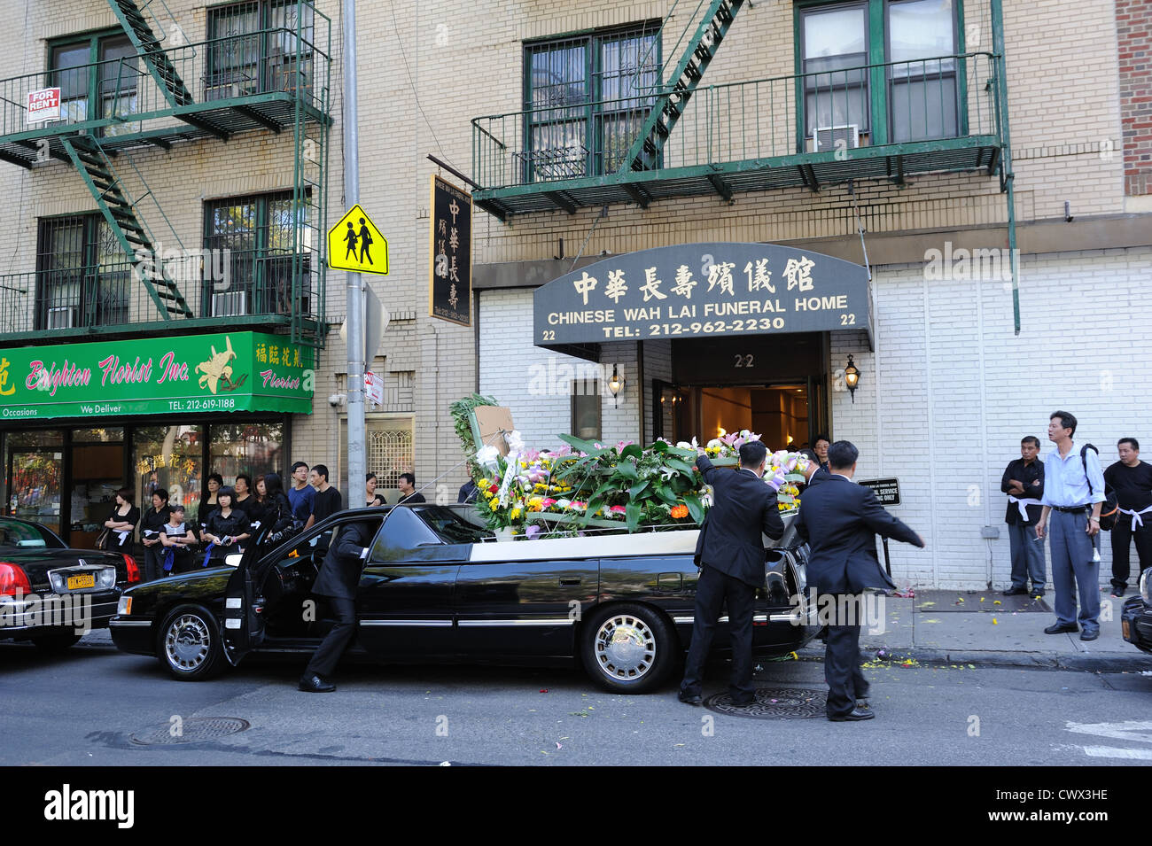 Un funerale in Manhattan Chinatown, con un funebre impilati con fiori. 31 agosto, 2012 Foto Stock
