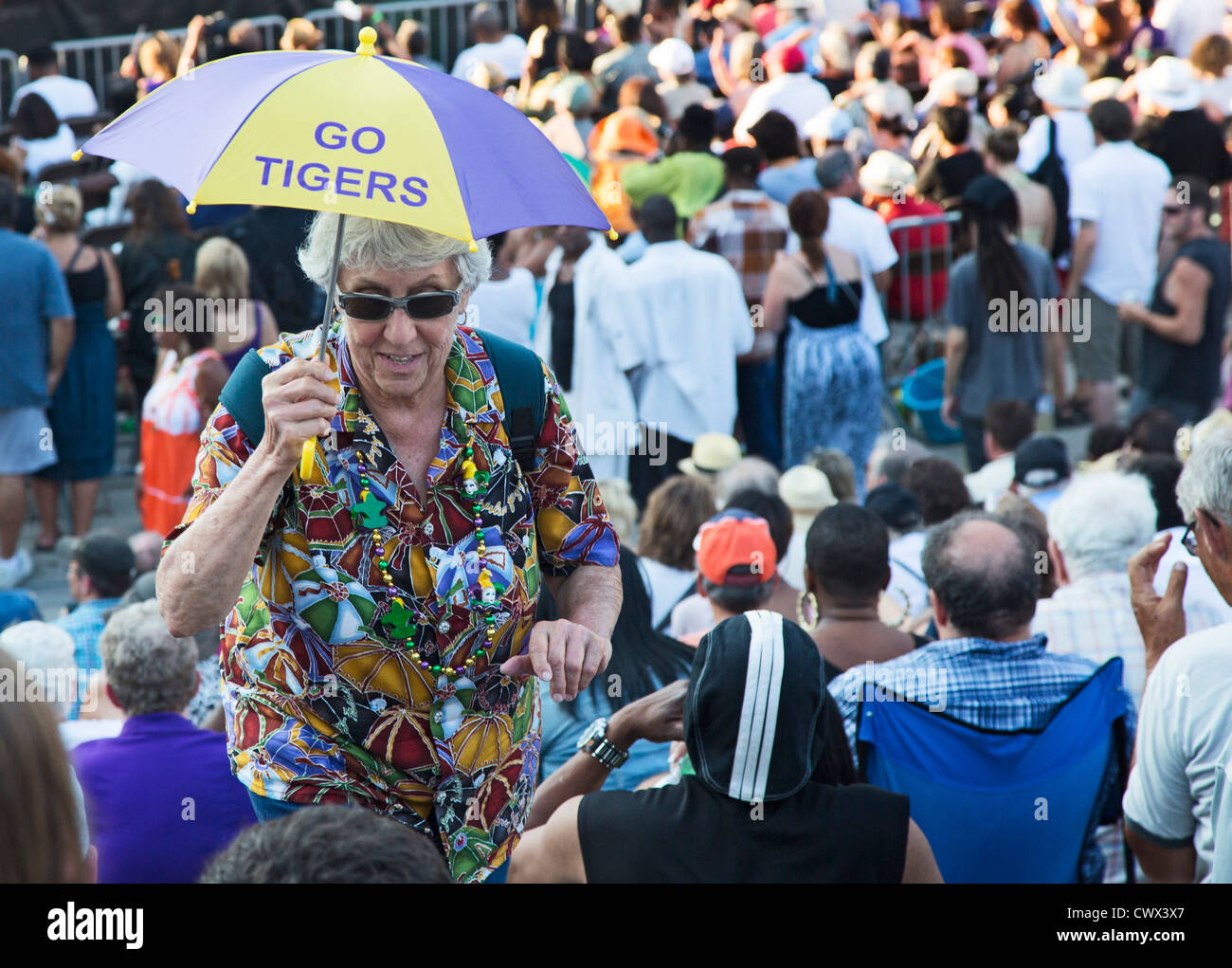 Una donna porta un ombrello proclamando la sua fedeltà al Detroit Tigers squadra di baseball Foto Stock
