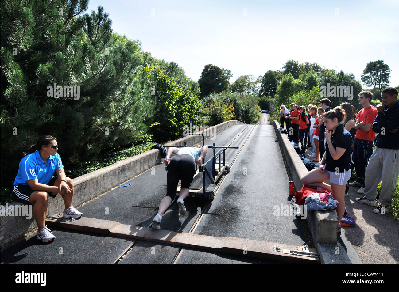 The Bobsleigh push-inizio pratica via presso l Università di Bath corsi sportivi village REGNO UNITO Foto Stock