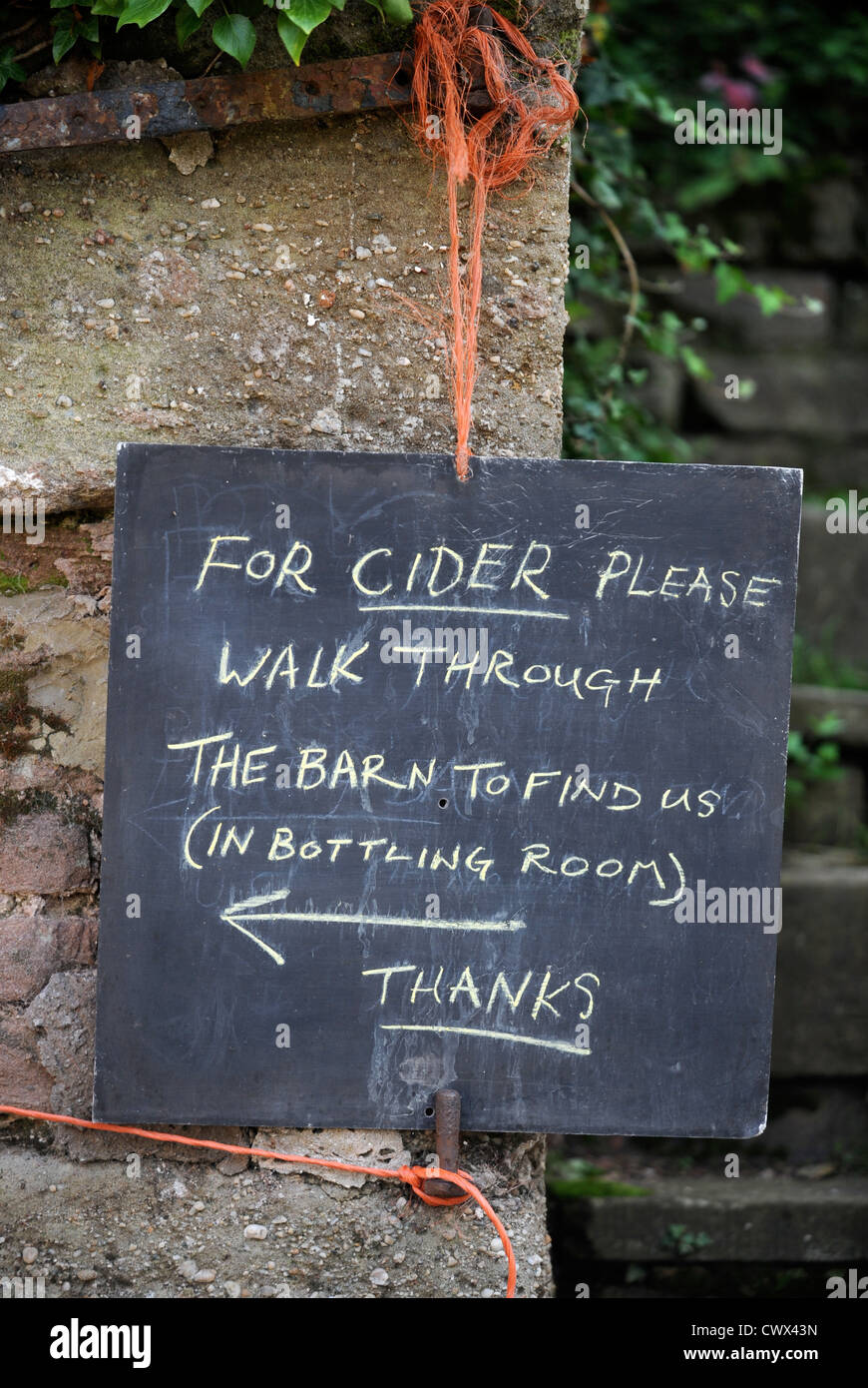 Un segno dirigendo i clienti che vogliono acquistare il sidro di mele su una fattoria in inglese, Herefordshire, Regno Unito Foto Stock