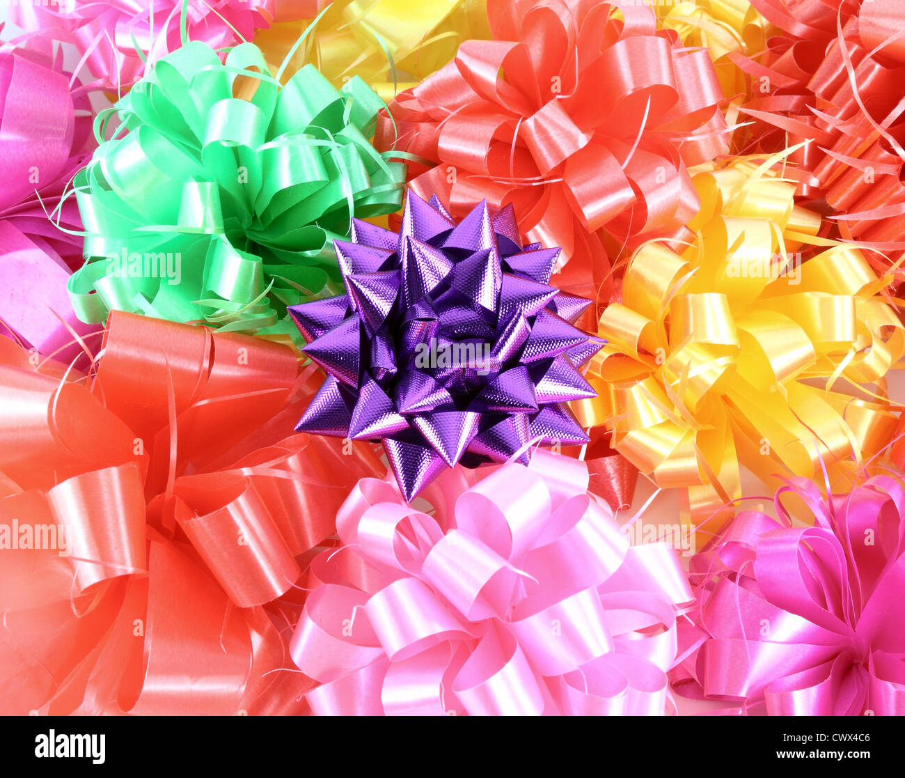 Close-up regalo ribbon bow (rosso, rosa, viola, giallo, verde) Foto Stock