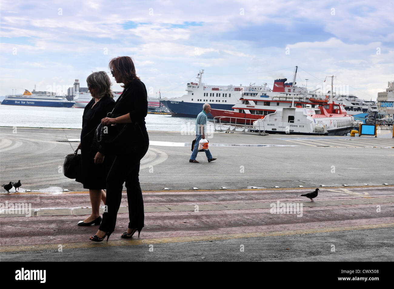 Due donne sul dock al porto del Pireo ad Atene in Grecia Foto Stock