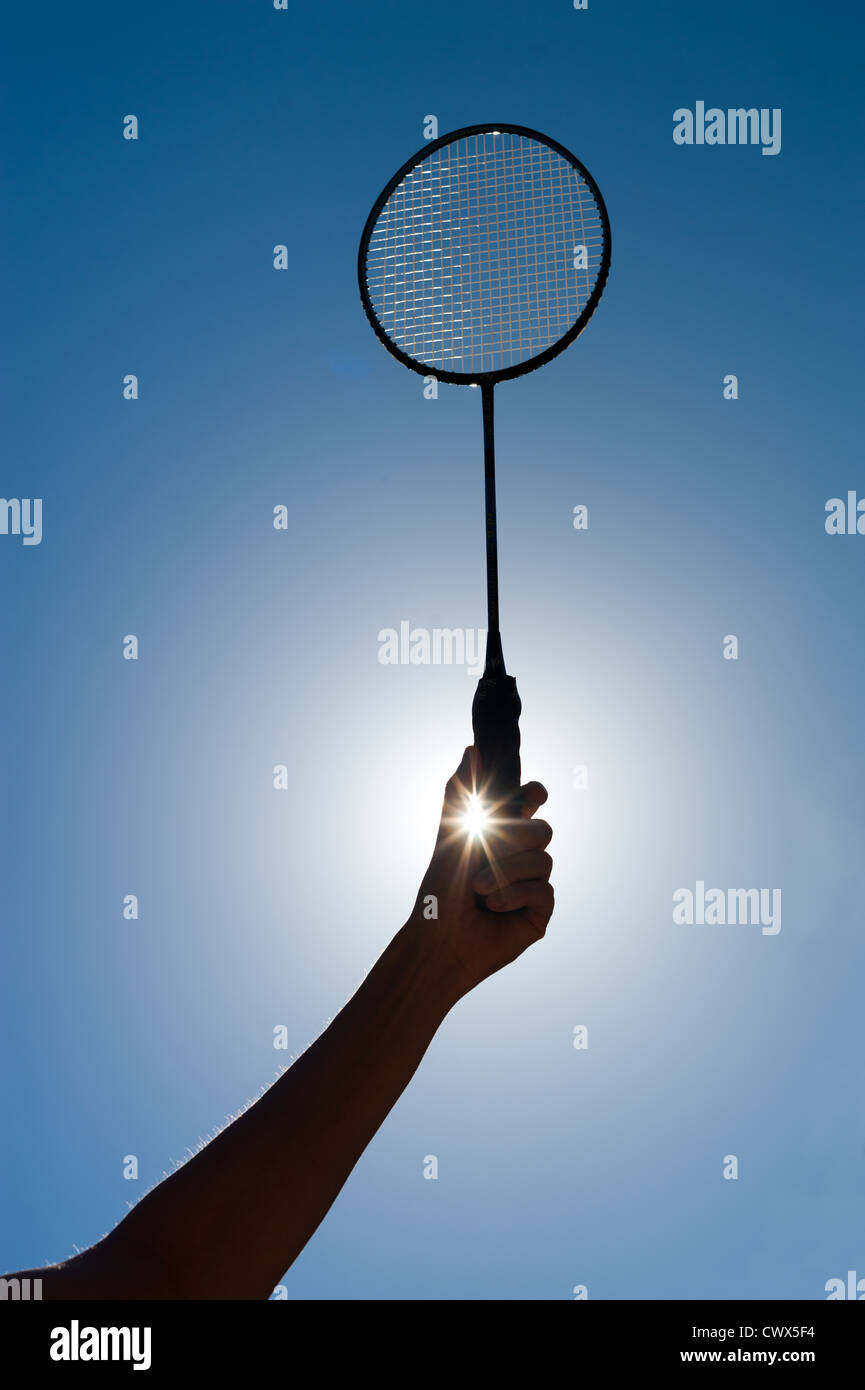 Un giovane uomo con una racchetta di badminton Foto Stock