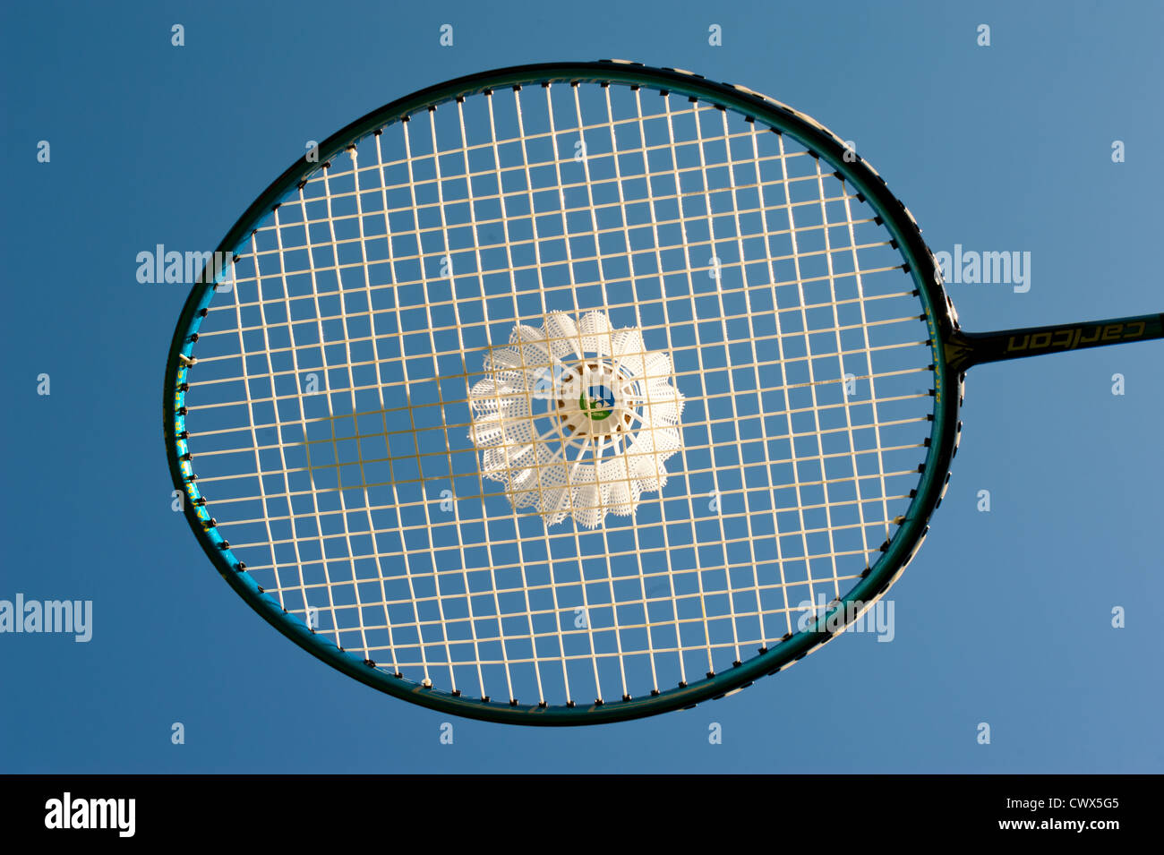 Un campo di badminton racchetta e volano contro un cielo blu Foto Stock