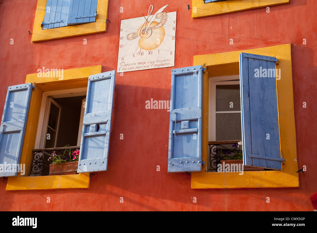 Parete colorata di windows in Greoux les Bains Provence Francia Foto Stock