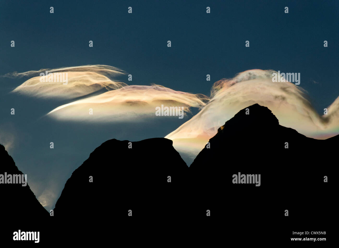 Nuvole lenticolari su Jungfrau nelle Alpi bernesi Foto Stock