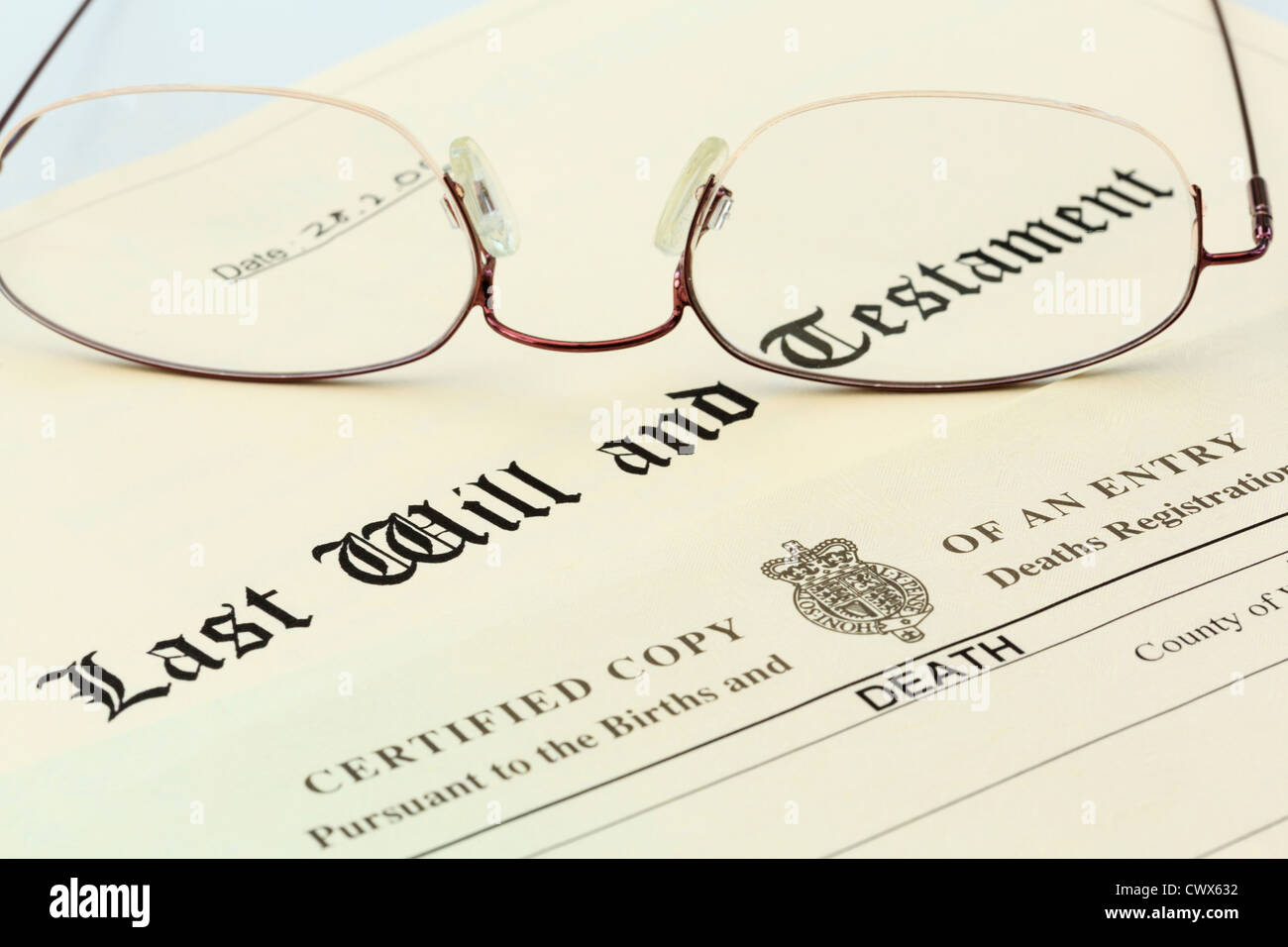 Ultima volontà e Testamento documento con un certificato di morte e di una coppia di metallo bordata gli occhiali da lettura Foto Stock