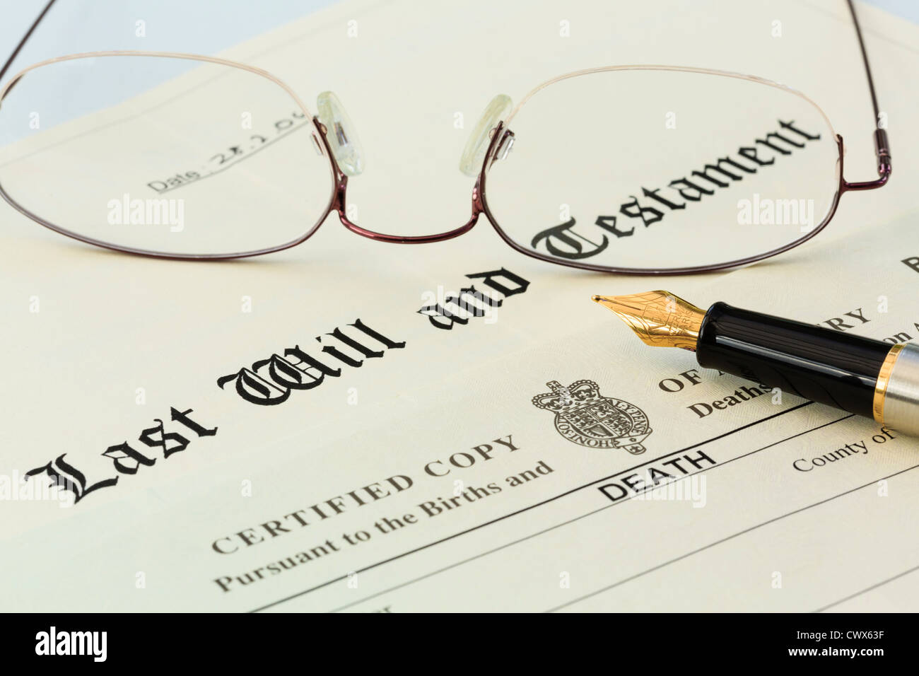 Ultima volontà e Testamento documento ufficiale con un certificato di morte, una coppia di metallo bordata gli occhiali da lettura e una penna stilografica per la firma. Inghilterra, Regno Unito Foto Stock