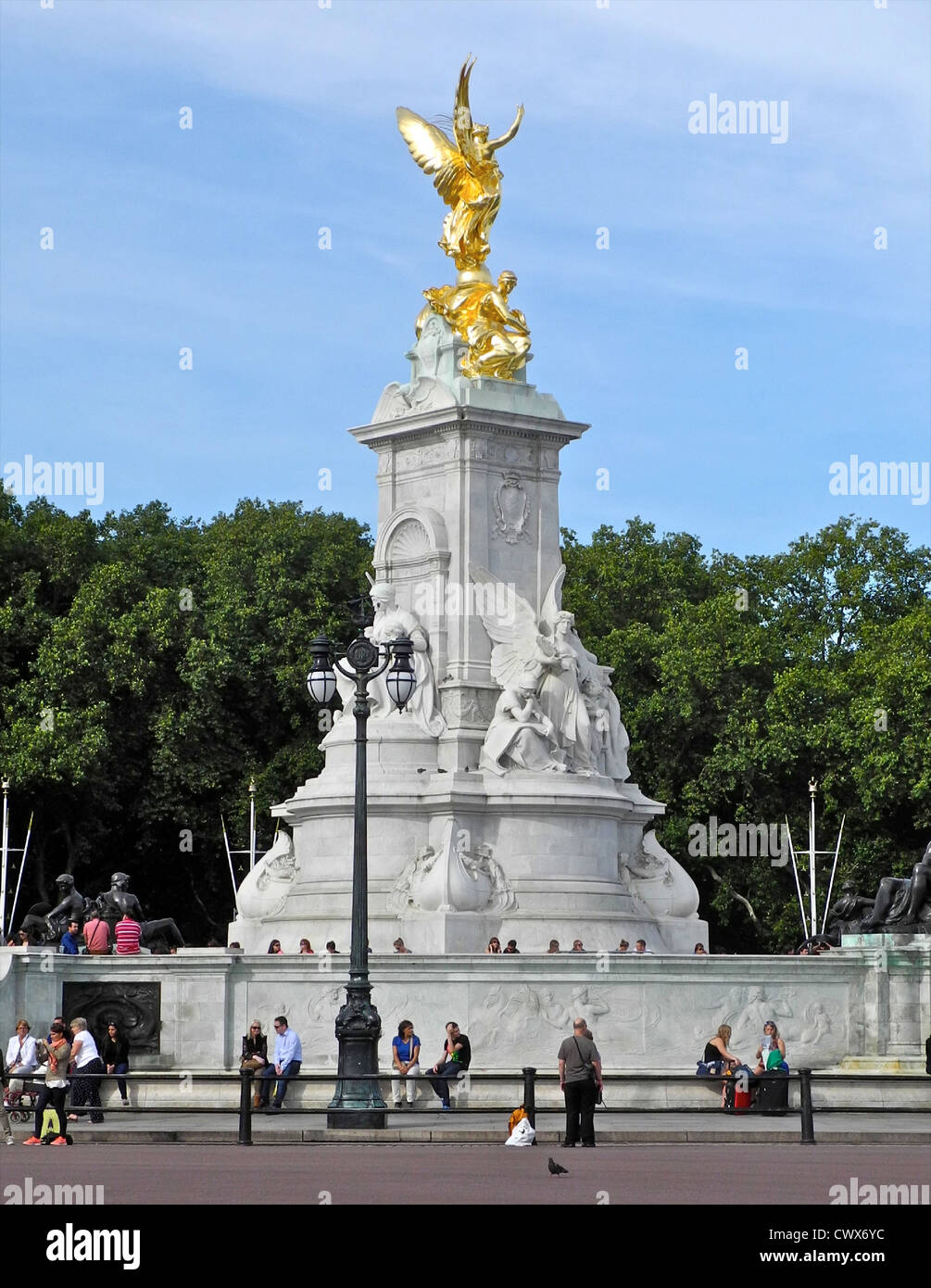 Memoriale della Victoria costruito nel 1913 in onore della regina Victoria si trova di fronte a Buckingham Palace alla fine del Mall London Foto Stock