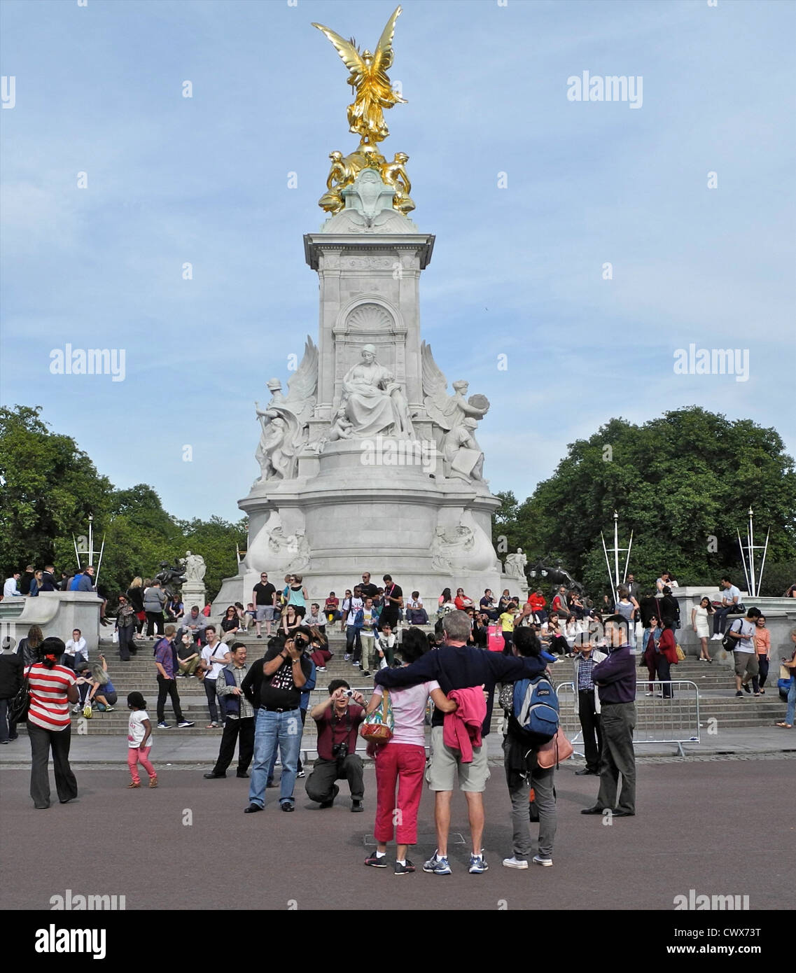 Memoriale della Victoria costruito nel 1913 in onore della regina Victoria si trova di fronte a Buckingham Palace alla fine del Mall London Foto Stock