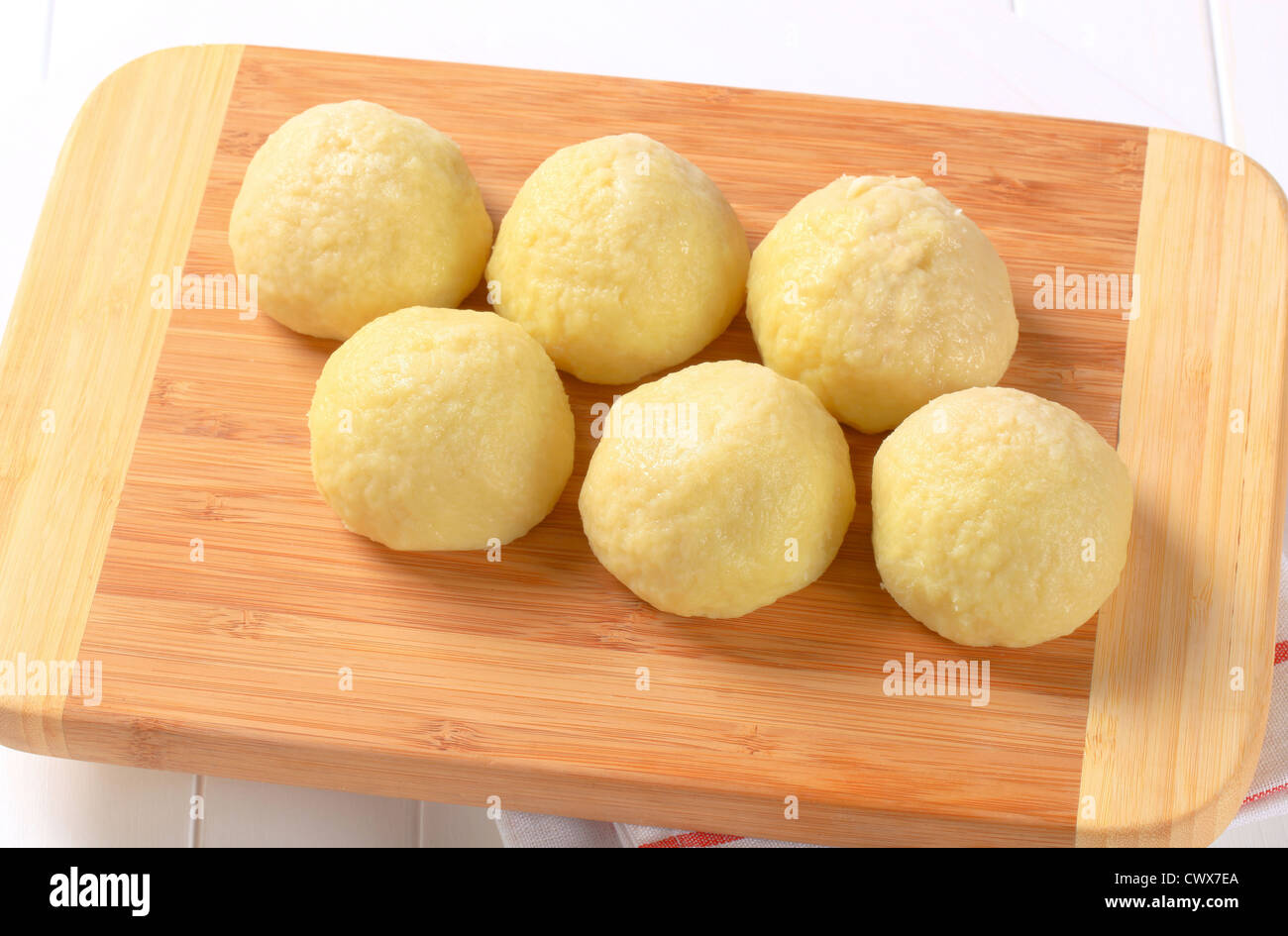 Ripiene di carne gnocchetti di patate sul bordo di taglio Foto Stock