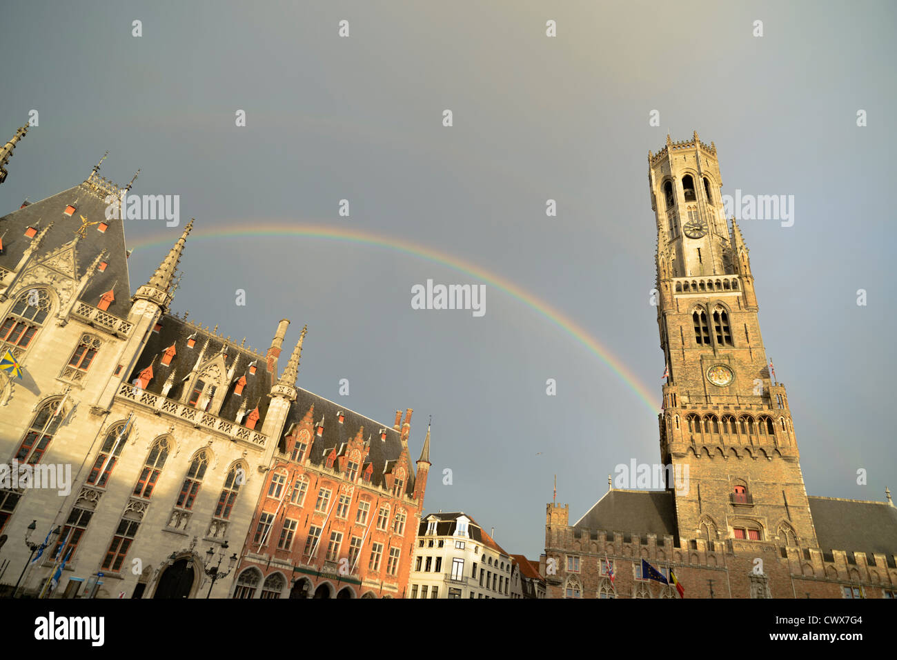Campanile con Governo Provinciale Palace,Piazza del Mercato di Bruges,Belgio Foto Stock