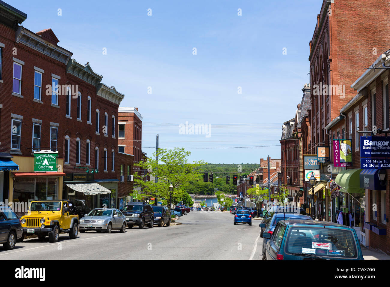 Vista giù per la strada principale verso il porto di Belfast, Waldo County, Maine, Stati Uniti d'America Foto Stock