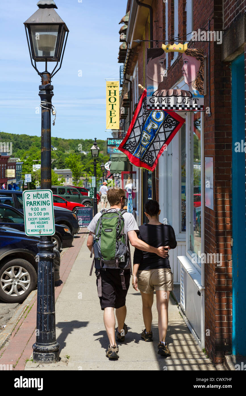 Coppia giovane su Main Street, Belfast, Waldo County, Maine, Stati Uniti d'America Foto Stock