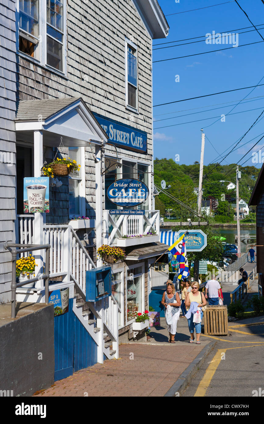 Visualizza in basso Bridge Street per il porto con il Bridge Street Cafe a sinistra, Boothbay Harbor, Lincoln County, Maine, Stati Uniti d'America Foto Stock