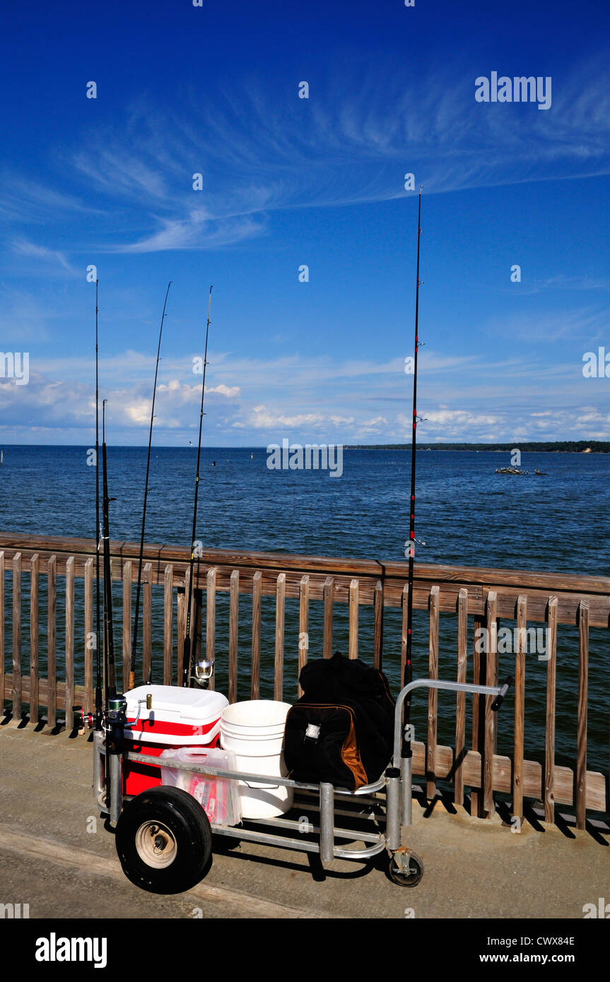 Carrello con aste, bobine e pesca sul molo di Fairhope Foto Stock