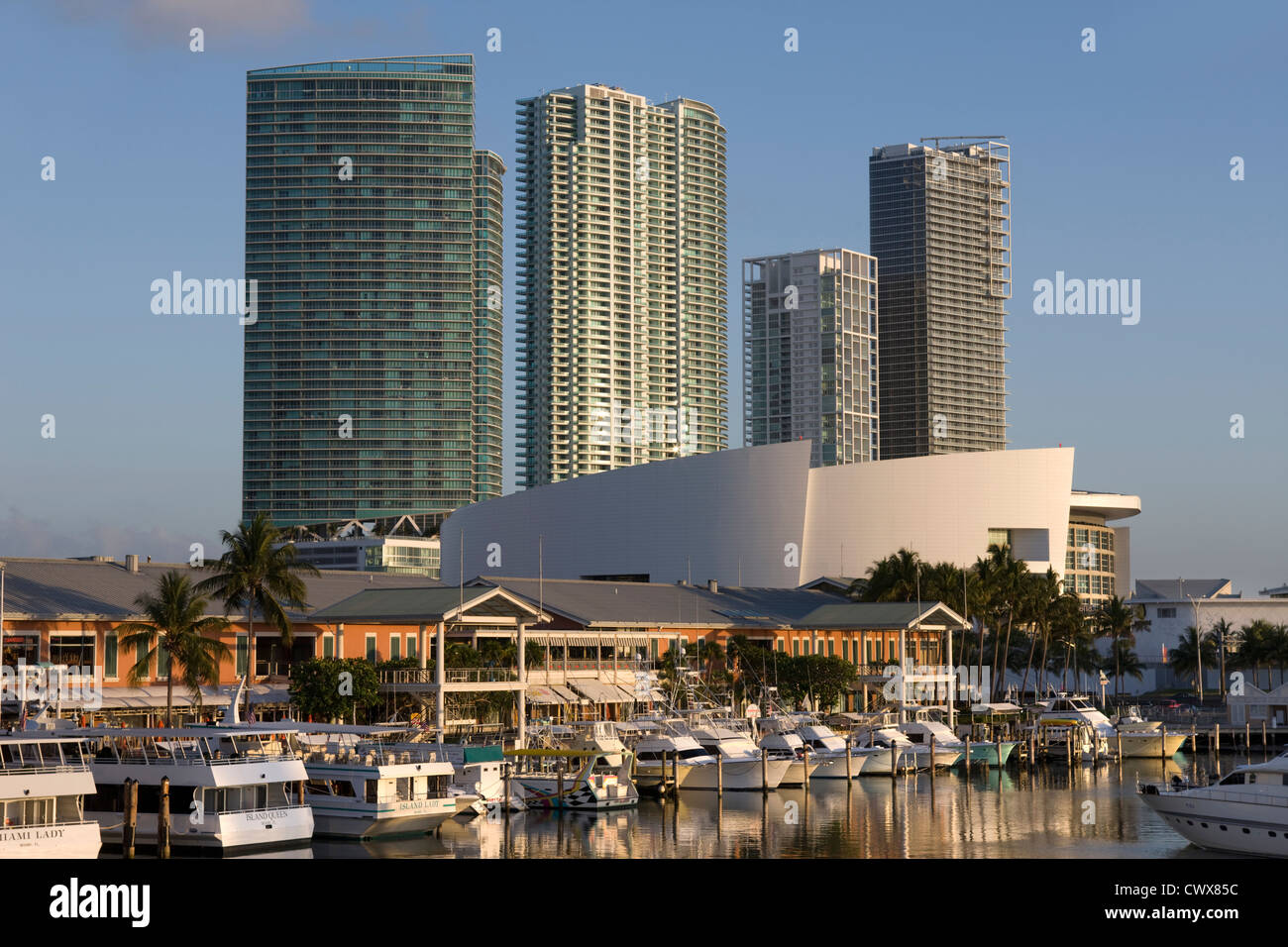 BAYSIDE MARKETPLACE MARINA AMERICAN AIRLINES ARENA skyline del centro di Miami, Florida, Stati Uniti d'America Foto Stock