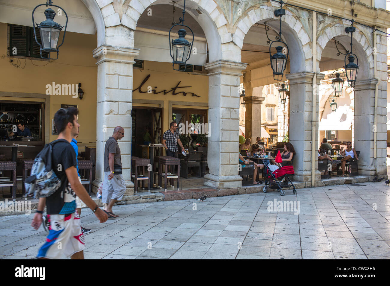 I turisti a piedi nel Liston Street, Città di Corfù, Corfu, Isole Ionie, Grecia. Foto Stock