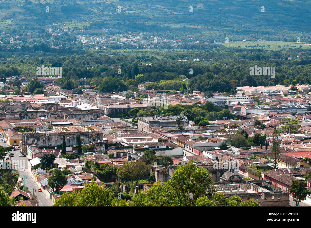 Vista aerea cityscape, skyline di Antigua, Guatemala, dalla croce sulla Hill Park, sito Patrimonio Mondiale dell'UNESCO, l'America centrale. Foto Stock