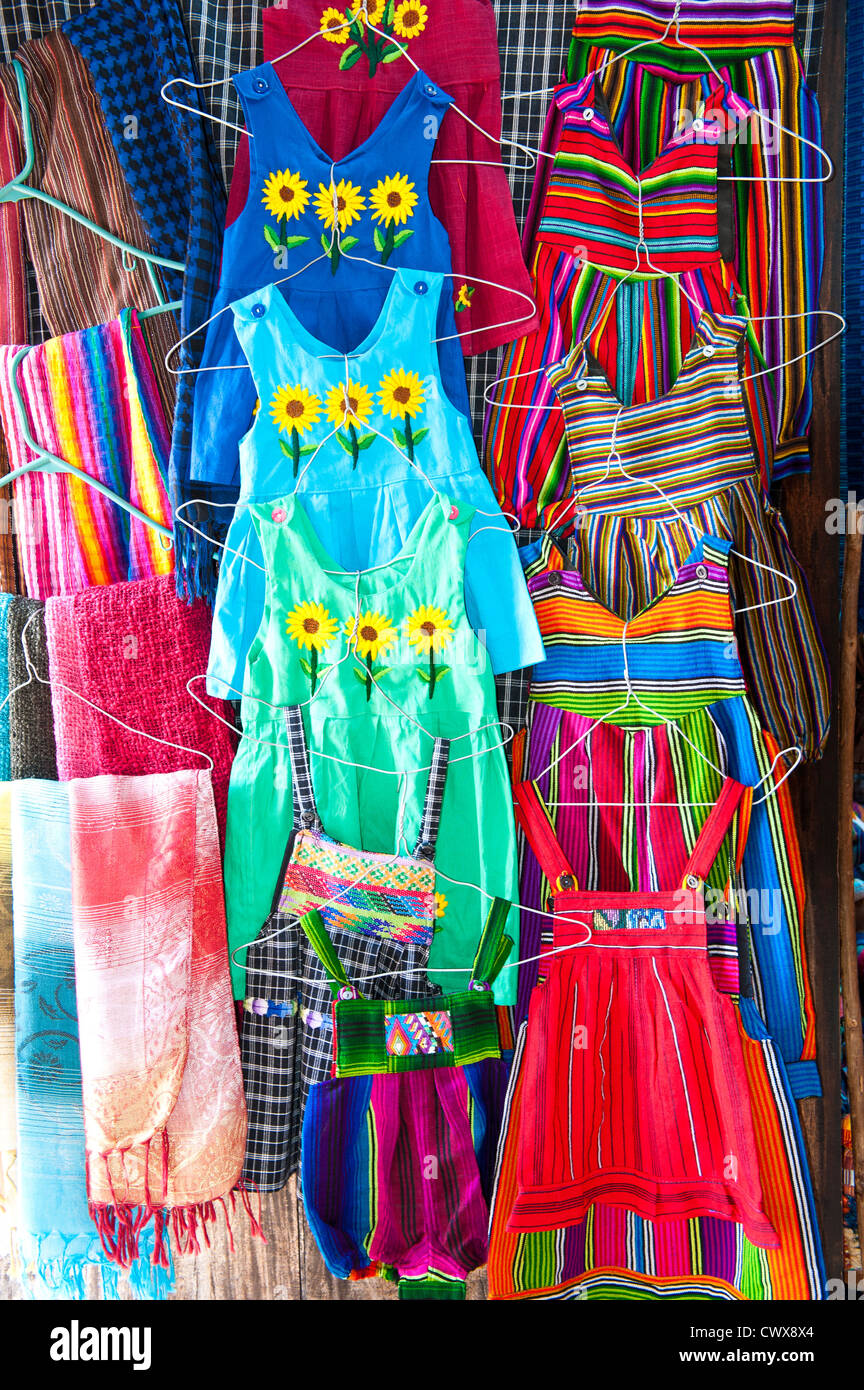 Vestiti di El Carmen mercato artigianale Antigua, Guatemala, Sito Patrimonio Mondiale dell'UNESCO. Foto Stock