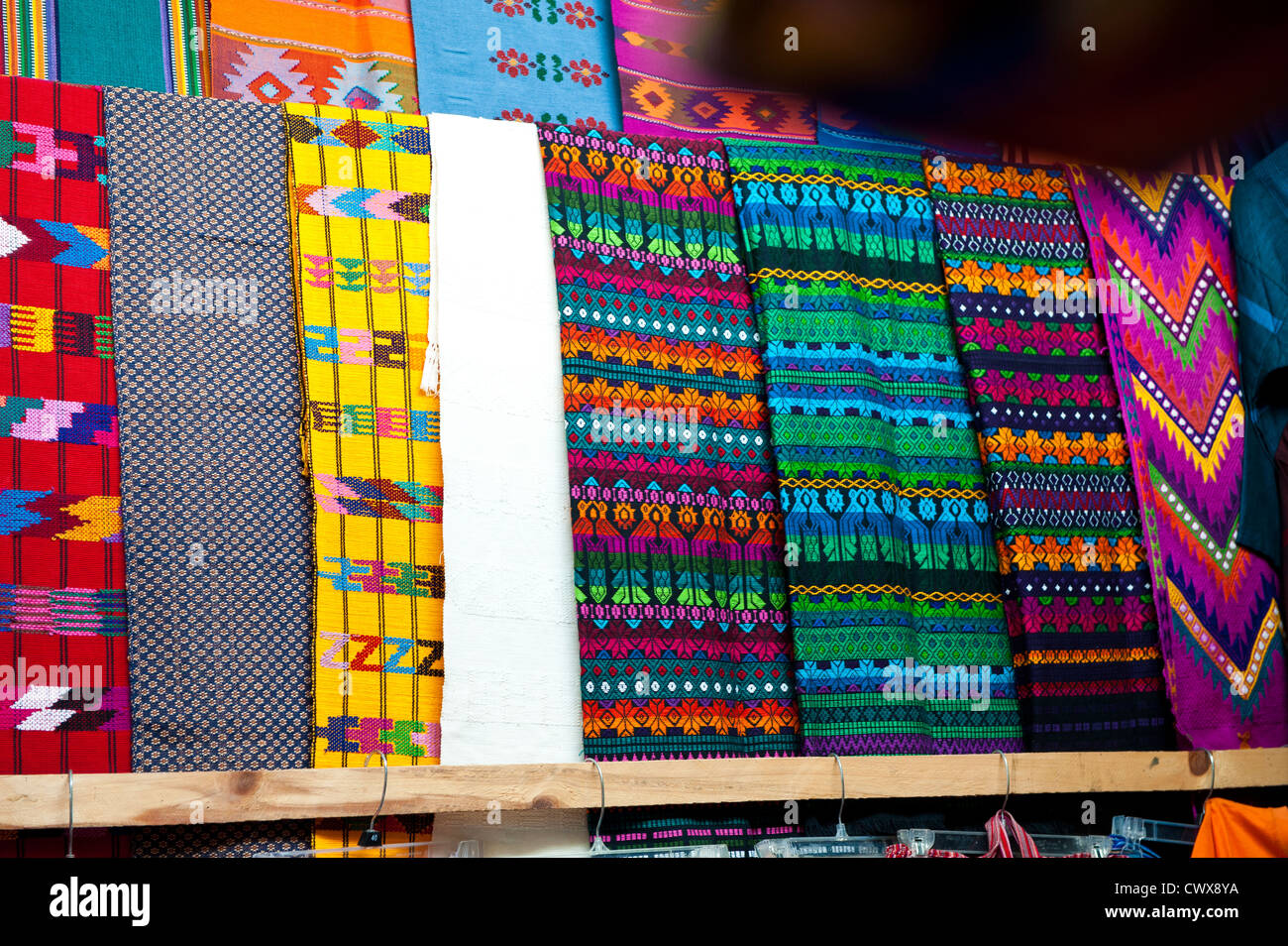 Tessuto coperte a El Carmen mercato artigianale Antigua, Guatemala, Sito Patrimonio Mondiale dell'UNESCO. Foto Stock