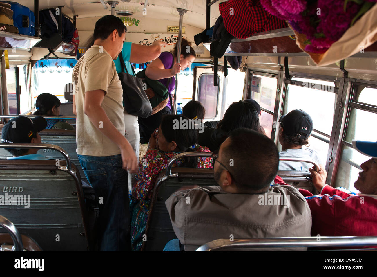 Guatemala Antigua. In sella ad un bus di pollo in Antigua, Guatemala. Foto Stock