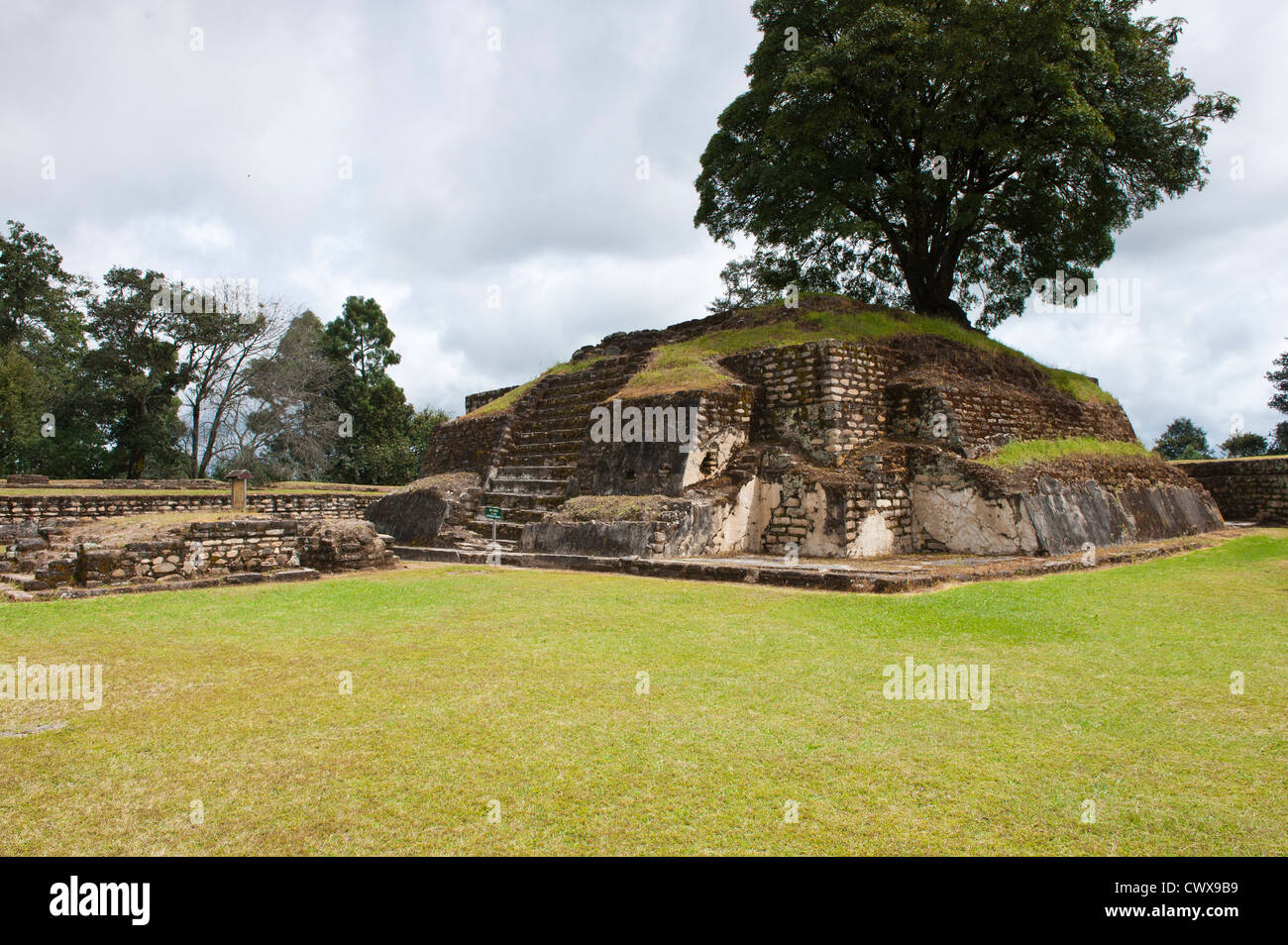 Le rovine maya di Iximche archeologico Monumento Nazionale parco vicino Tecpan, Guatemala, America centrale. Foto Stock