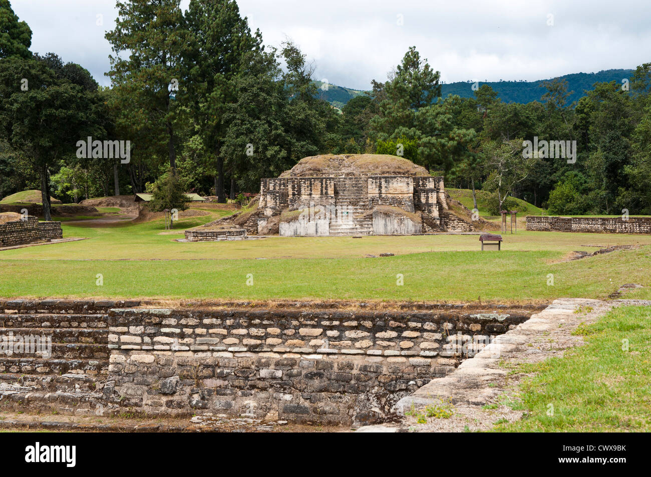 Le rovine maya di Iximche archeologico Monumento Nazionale parco vicino Tecpan, Guatemala, America centrale. Foto Stock