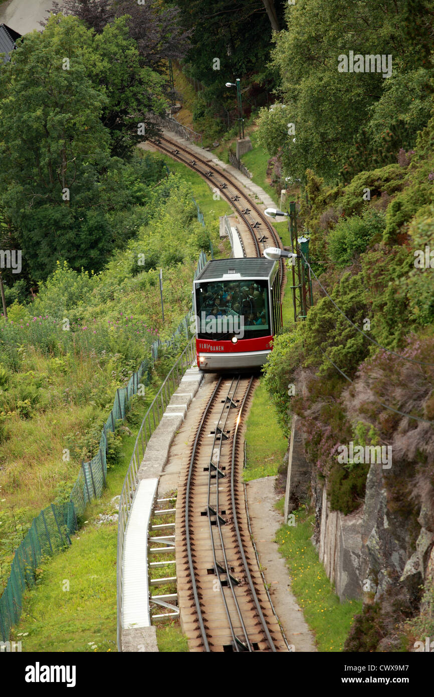 Fløibanen funicolare che corre fino Fløyen, Bergen, Norvegia Foto Stock