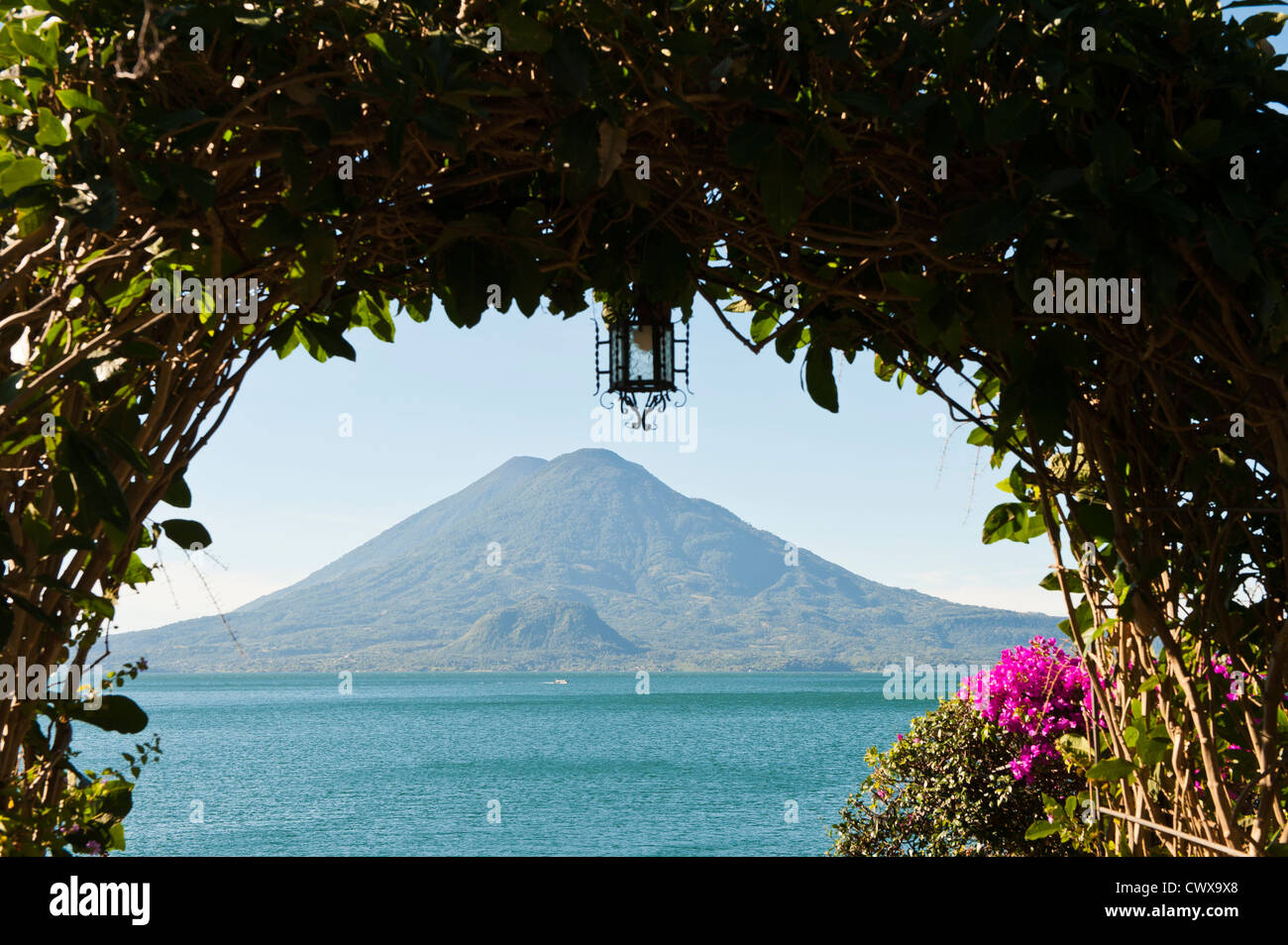 Vulcano Toliman e Lago de Atitlan, lago Atitlan, dall'Hotel Atitlan, San Juan la Laguna, Guatemala. Foto Stock