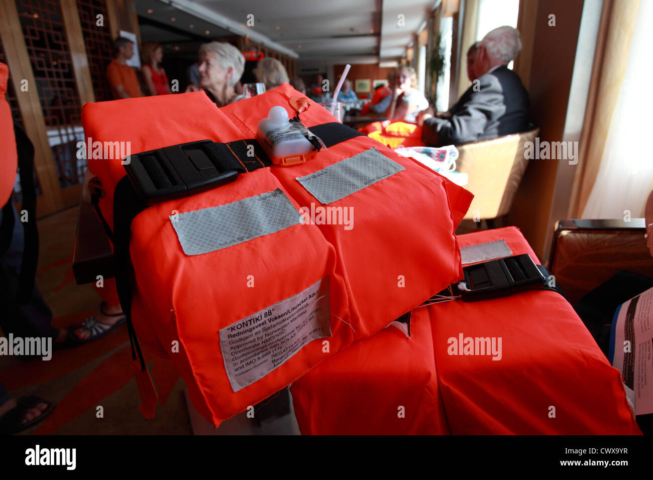 I giubbotti di salvataggio individuali visto durante una routine di punta di emergenza a bordo di una nave da crociera. Foto Stock