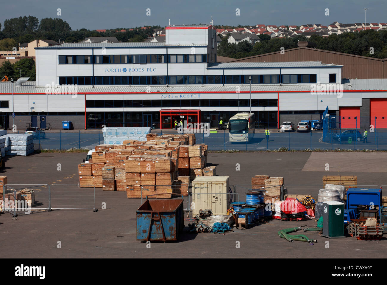 Legname in attesa di dockside pronto per esportare o importare, Rosyth, Scotland Regno Unito Foto Stock