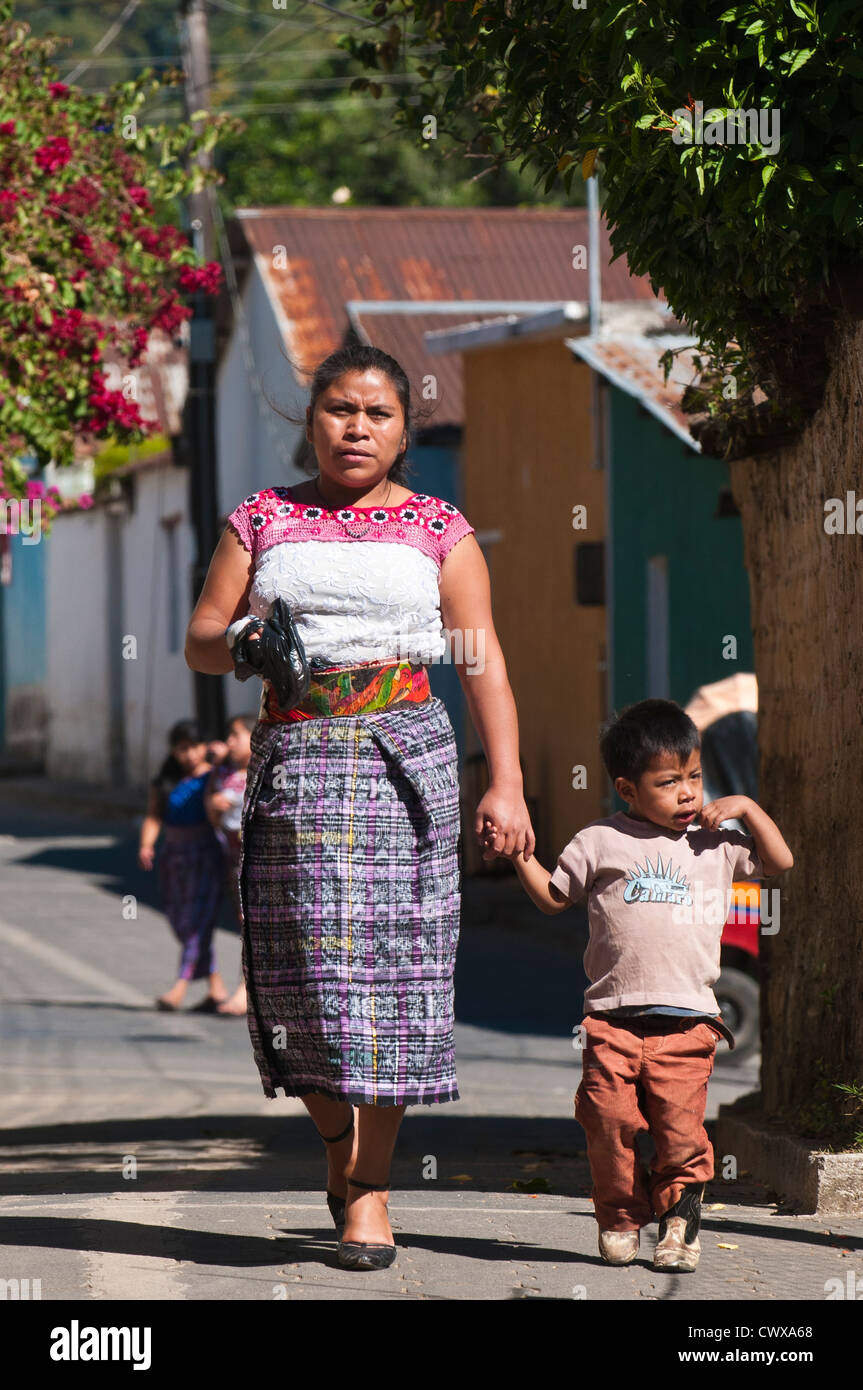Maya di Donna con bambina indossa huipiles tradizionali huipil camicetta e corte gonna Santiago Atitlan, lago Atitlan guatemala. Foto Stock