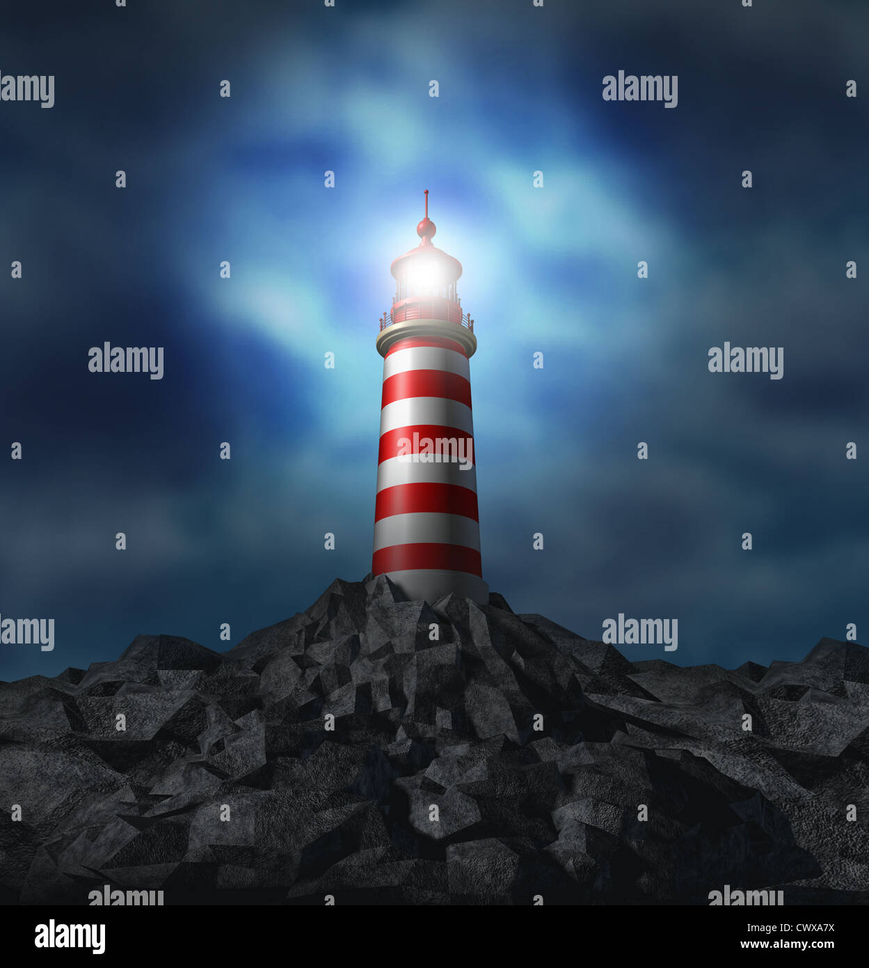 Faro illuminato di luce su di una roccia di montagna e un orientamento strategico simbolo con un luminoso incandescente flare su una tempesta nuvoloso sfondo dall'alta torre per la sicurezza e la chiara direzione assistenza nella pianificazione di una strategia aziendale e un orientamento chiaro in un Foto Stock