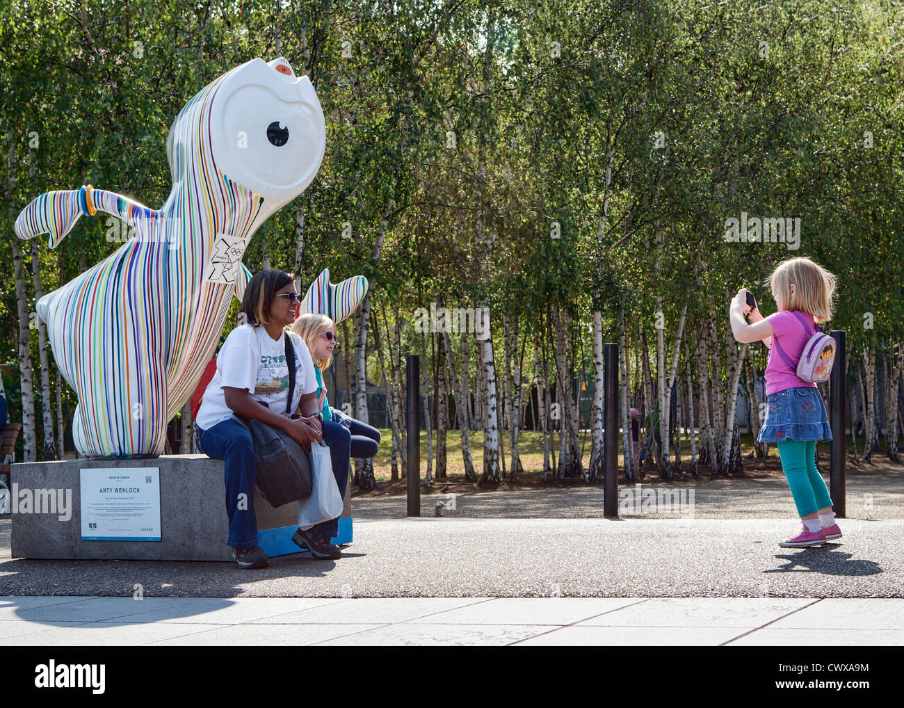 Donna e bambino che posano per una fotografia con Mascotte olimpica ,"Arty Wenlock', sulla riva sud del fiume Tamigi Foto Stock