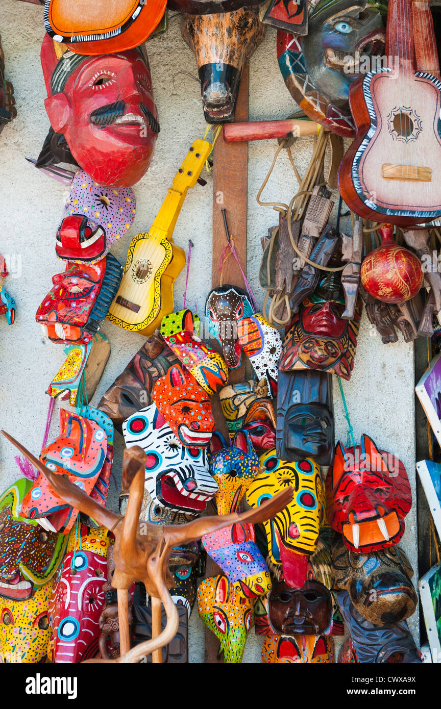 Guatemala, Santiago Atitlan. Negozio di souvenir con sculture in legno e artigianato Santiago Atitlan, lago Atitlan, Guatemala. Foto Stock