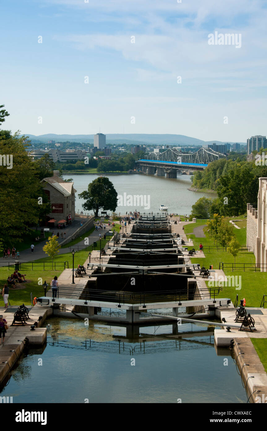 Rideau Canal Ottawa blocca che unisce Rideau Canal al fiume Ottawa con Alexandra Bridge in lontananza. Ottawa. Ontario, Canada Foto Stock