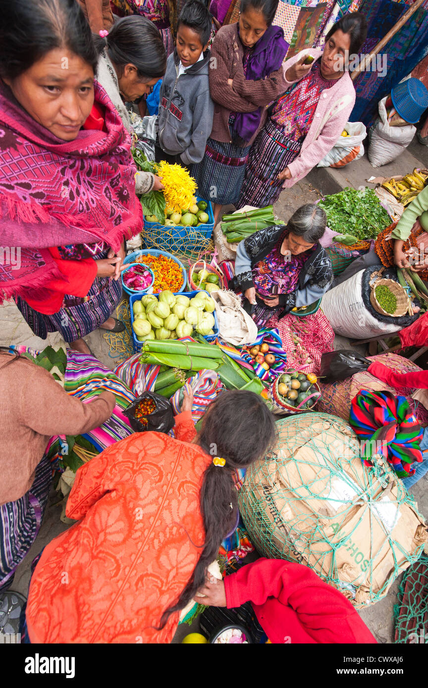 La frutta e la verdura fornitore nel mercato locale, Chichicastenango, Guatemala. Foto Stock